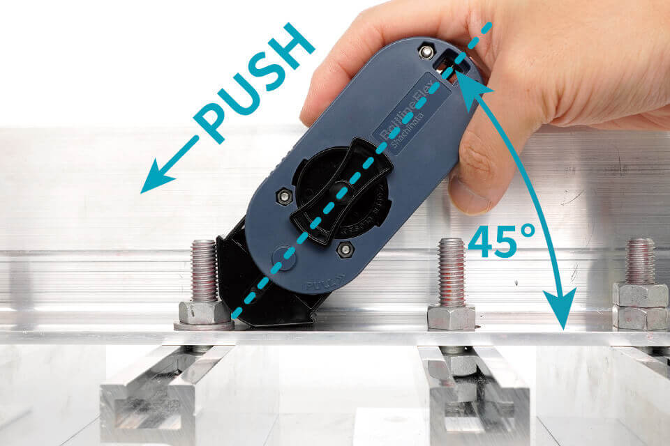 ②ボルトにローラーを押し付ける